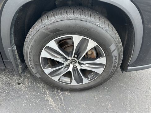 Used 2023 Toyota Highlander XLE image 43