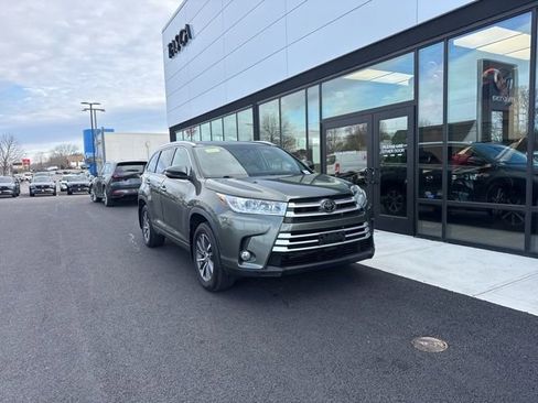 Used 2018 Toyota Highlander XLE image 1