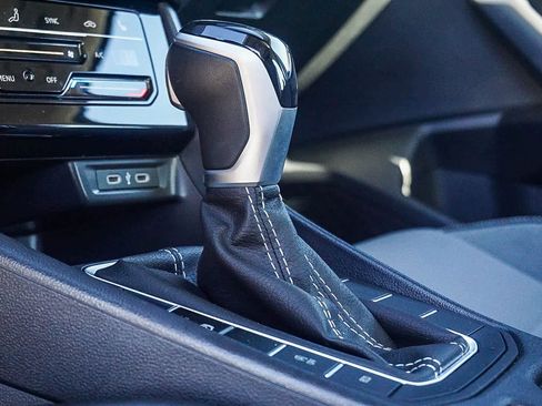 Used 2025 Volkswagen Jetta SE image 20