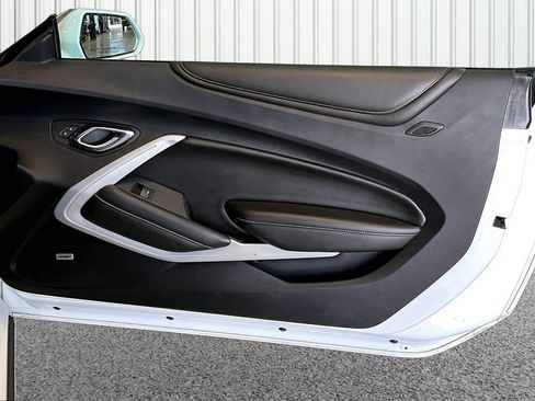 Used 2016 Chevrolet Camaro SS RWD image 17