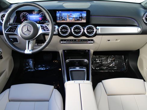 Used 2025 Mercedes-Benz GLB 250 4MATIC image 16