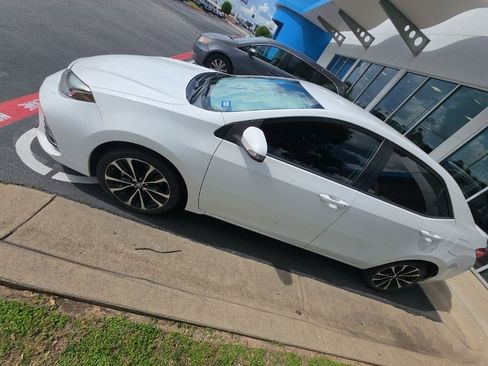 Used 2019 Toyota Corolla SE FWD image 2
