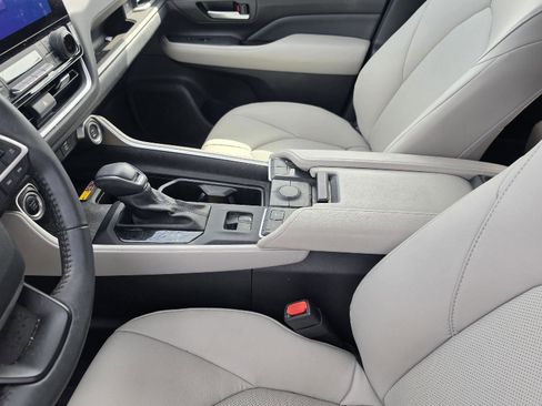 Used 2024 Toyota Grand Highlander XLE AWD/4WD image 14