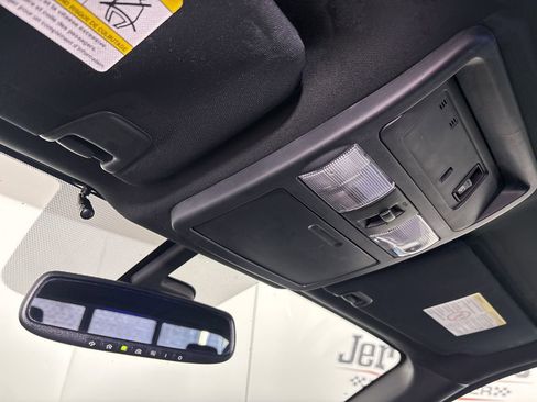 Used 2018 Nissan Titan SV w/ SV Convenience Package image 16