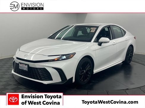 Used 2026 Toyota Camry SE FWD image 1