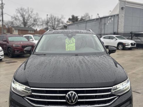 Used 2022 Volkswagen Tiguan SE w/ Panoramic Sunroof Package image 2