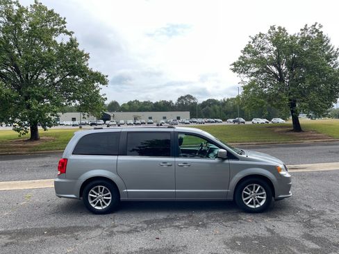 Used 2019 Dodge Grand Caravan SXT image 6