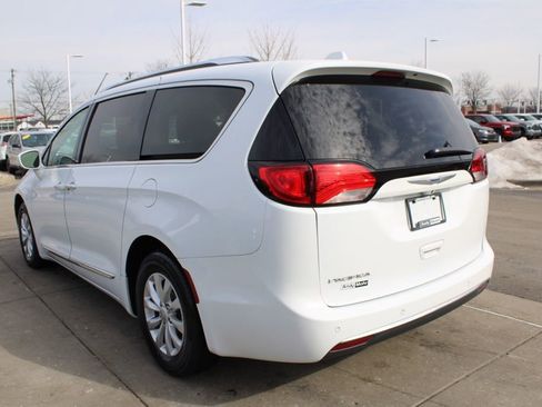 Used 2019 Chrysler Pacifica Touring-L image 5