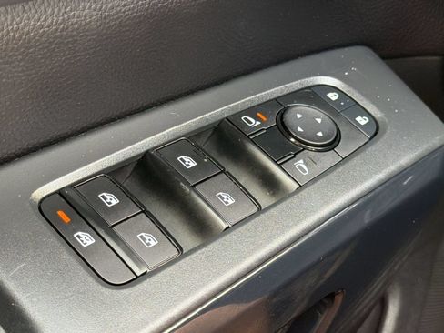 Used 2025 Nissan Pathfinder SV AWD/4WD image 30