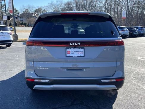 Used 2024 Kia Carnival EX image 4