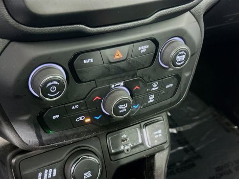 Used 2019 Jeep Renegade Latitude w/ Popular Equipment Group image 16