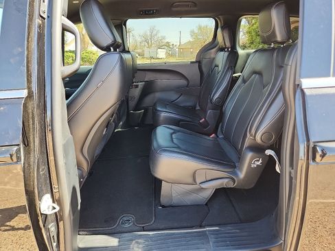 Used 2025 Chrysler Pacifica Select image 10