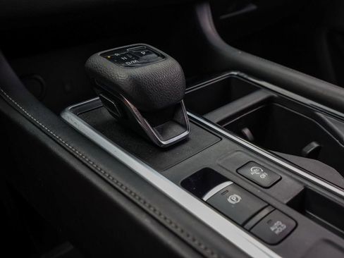 Used 2024 Nissan Pathfinder SL w/ Black Appearance Package image 31