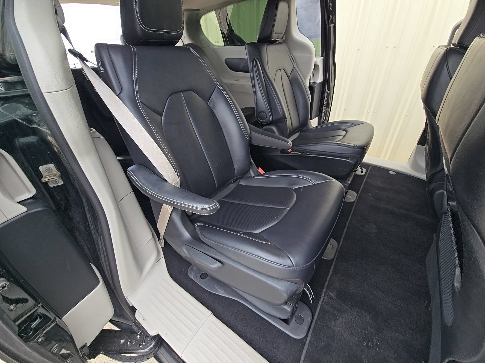 Used 2024 Chrysler Pacifica Limited FWD image 12
