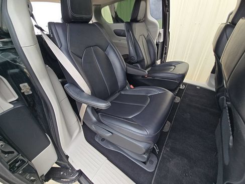 Used 2024 Chrysler Pacifica Limited FWD image 12