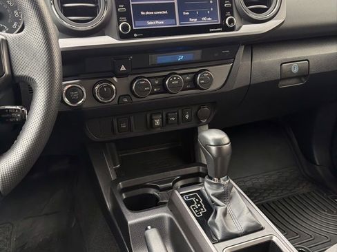 Used 2022 Toyota Tacoma TRD Off-Road AWD/4WD image 15