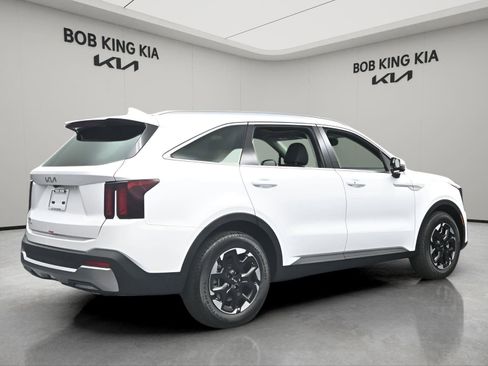 Used 2025 Kia Sorento S w/ Panoramic Sunroof Package FWD image 4