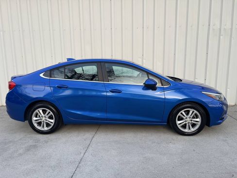 Used 2017 Chevrolet Cruze LT FWD image 2