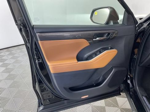 New 2026 Toyota Highlander Platinum AWD/4WD image 5