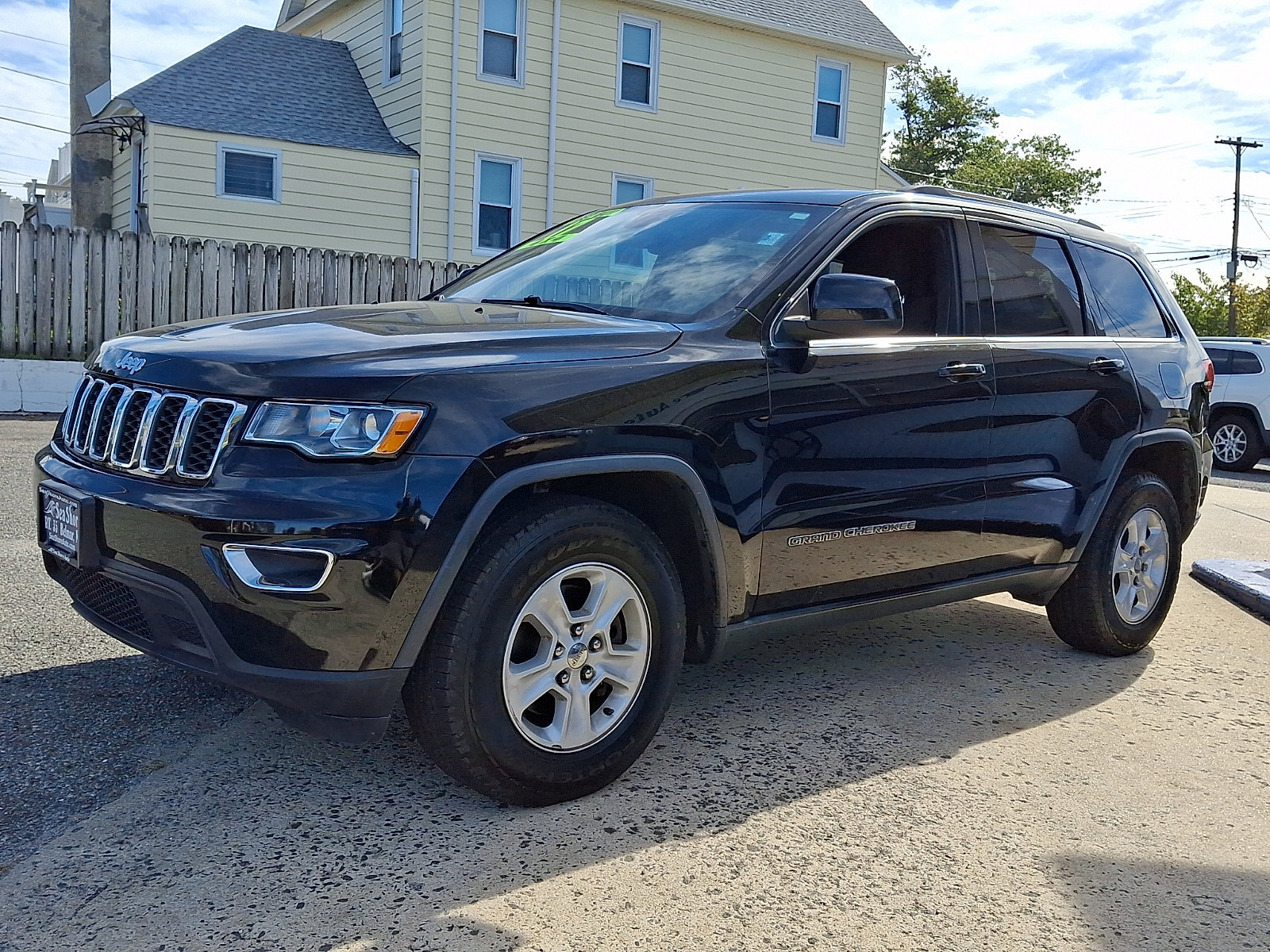 Used 2017 Jeep Grand Cherokee Laredo w/ Quick Order Package 23E AWD/4WD image 3