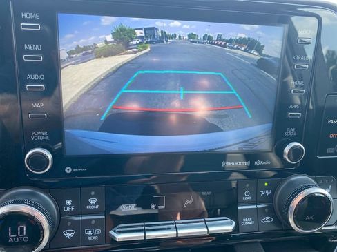 Used 2022 Toyota Highlander XLE AWD/4WD image 12