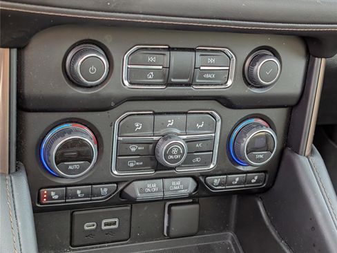 Used 2022 Chevrolet Suburban High Country image 30