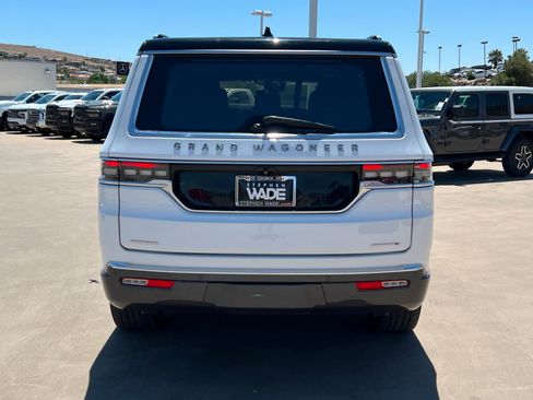 Used 2022 Jeep Grand Wagoneer Series III w/ Rear Seat Video Group 1 AWD/4WD image 4