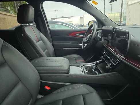 Used 2024 Chevrolet Traverse RS FWD image 7