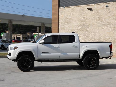 Used 2021 Toyota Tacoma SR5 RWD image 30