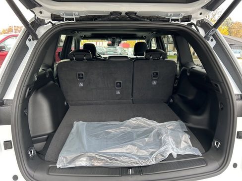 New 2025 Jeep Grand Cherokee Altitude image 3