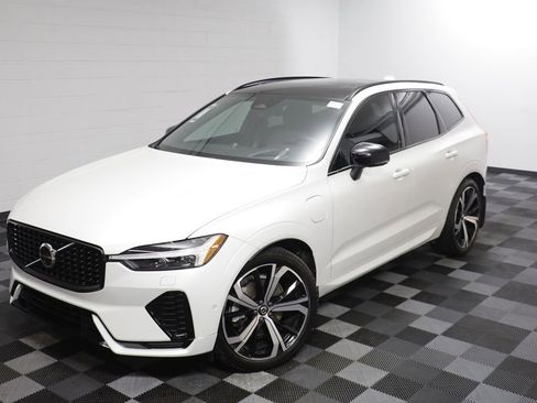 Used 2022 Volvo XC60 T8 R-Design w/ Advanced Package image 2