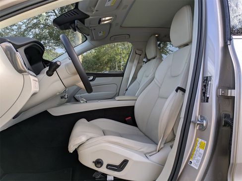 Certified 2023 Volvo XC60 B5 Ultimate w/ Protection Package Premier image 2