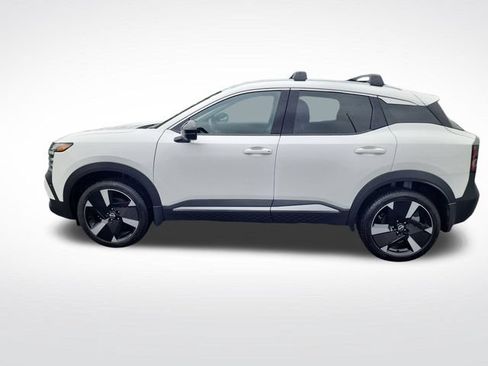 Used 2026 Nissan Kicks SR w/ SR Premium Package FWD image 2