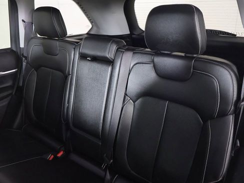 Used 2023 Jeep Grand Cherokee Limited w/ Luxury Tech Group II AWD/4WD image 34