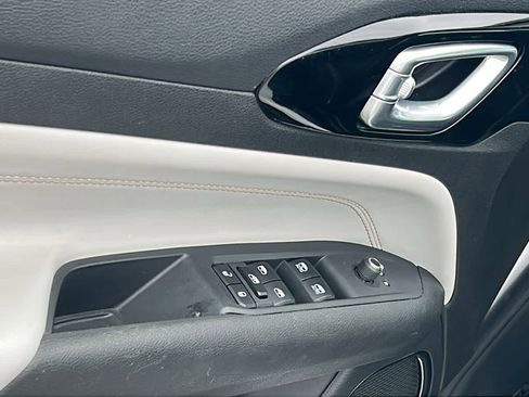 Used 2023 Jeep Compass Limited image 22