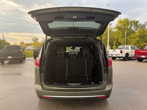 New 2027 Chrysler Pacifica Select FWD image 9