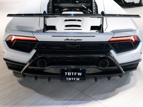 Used 2018 Lamborghini Huracan Performante AWD/4WD image 13