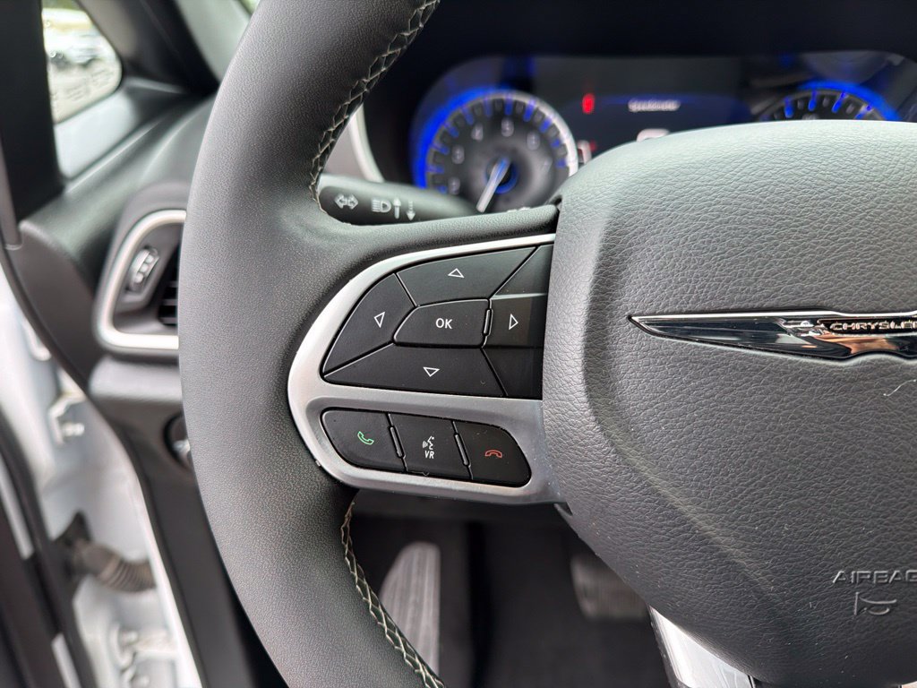 Used 2025 Chrysler Pacifica Select FWD image 15