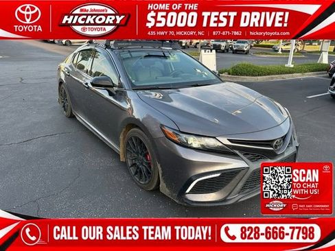 Used 2022 Toyota Camry SE FWD image 1