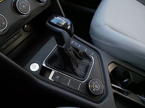 Certified 2022 Volkswagen Taos SE image 24