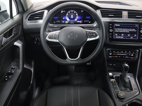 Used 2022 Volkswagen Tiguan SE w/ Panoramic Sunroof Package AWD/4WD image 16