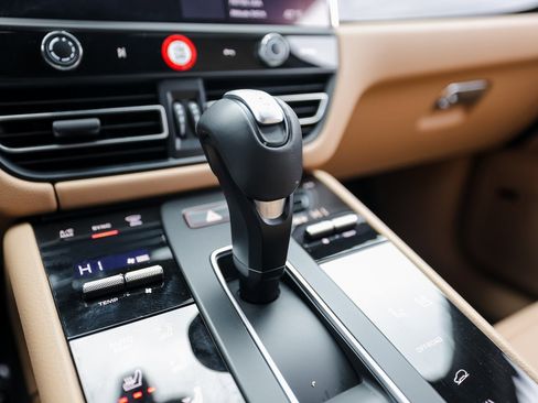 Certified 2025 Porsche Macan image 20