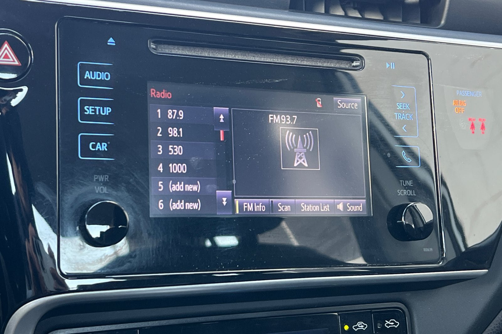 Used 2018 Toyota Corolla LE FWD image 17