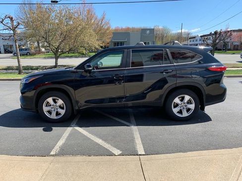 Used 2023 Toyota Highlander AWD image 6
