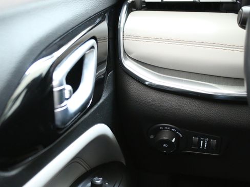 Used 2022 Jeep Compass Limited image 16