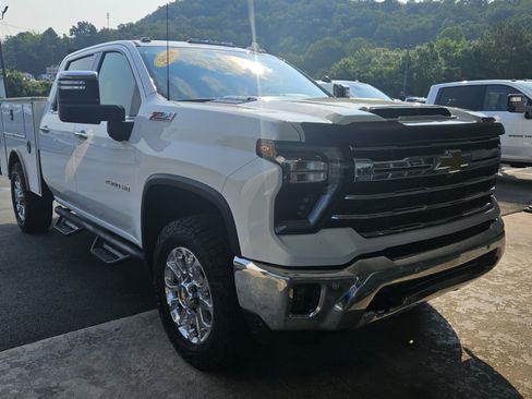 Used 2024 Chevrolet Silverado 2500 LTZ w/ LTZ Convenience Package AWD/4WD image 4