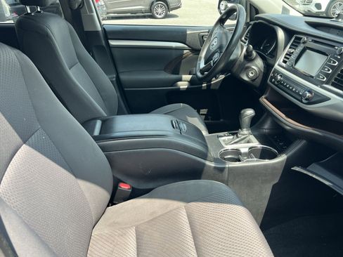 Used 2016 Toyota Highlander LE AWD/4WD image 25