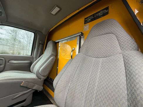 Used 2000 GMC Savana 3500 image 18