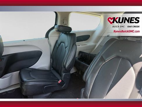 Used 2024 Chrysler Pacifica Touring-L FWD image 34
