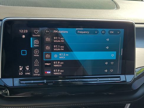 Used 2025 Volkswagen Atlas Cross Sport SE image 24